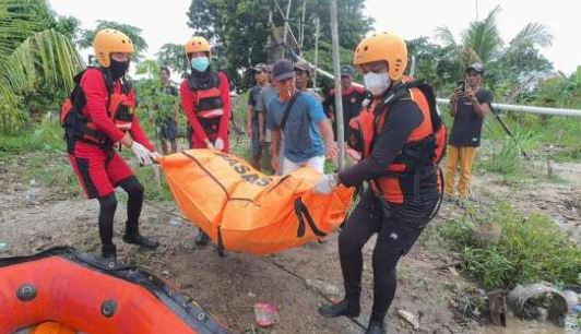 Tim SAR mengevakuasi jasad siswi SMP Ambar (15) korban tenggelam di Sungai Komering OKU Timur setelah dua hari pencarian
