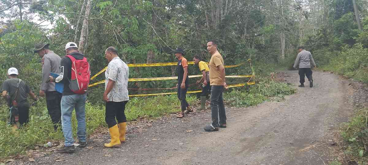 Musibah tanah longsor terjadi di ruas jalan penghubung di Desa Rantau Kumpai Kecamatan Sosoh Buay Rayap. Longsor tersebut berada di tepi jalan yang menghubungkan Desa Rantau Kumpai dengan Desa Negeri Sindang.