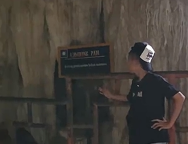 Serpihan di bawah lumbung padi, berdasarkan keyakinan masyarakat membuat hasil tani melimpah. 