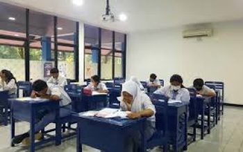 Mendikdasmen Abdul Mu'ati larang sekolah memakai AC karena memicu global warming.