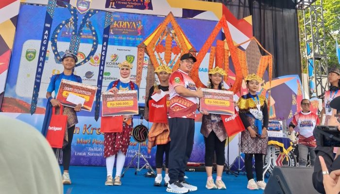 Tim Pekat Belari Disdikbud OKU Timur Sabet Gelar ‘The Best Costume’ di Kriya Sriwijaya Running Fest 2026
