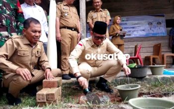Bupati OKU melakukan peletakan batu pertama program bedah rumah tidak layak huni di Kelurahan Sepancar