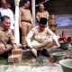 Bupati OKU melakukan peletakan batu pertama program bedah rumah tidak layak huni di Kelurahan Sepancar