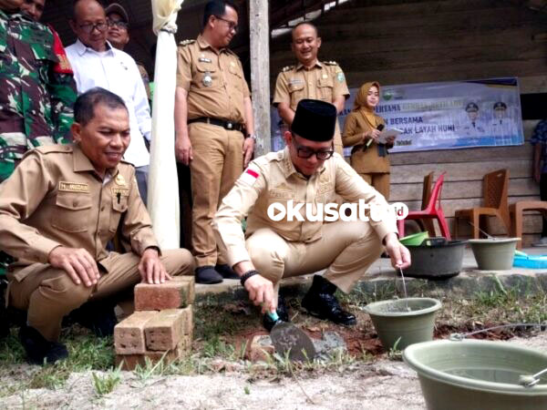 Bupati OKU melakukan peletakan batu pertama program bedah rumah tidak layak huni di Kelurahan Sepancar