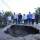 Bupati OKU Selatan, Abusama meninjau kerusakan jalan di Desa Fajar Bulan kecamatan Kisam Tinggi.