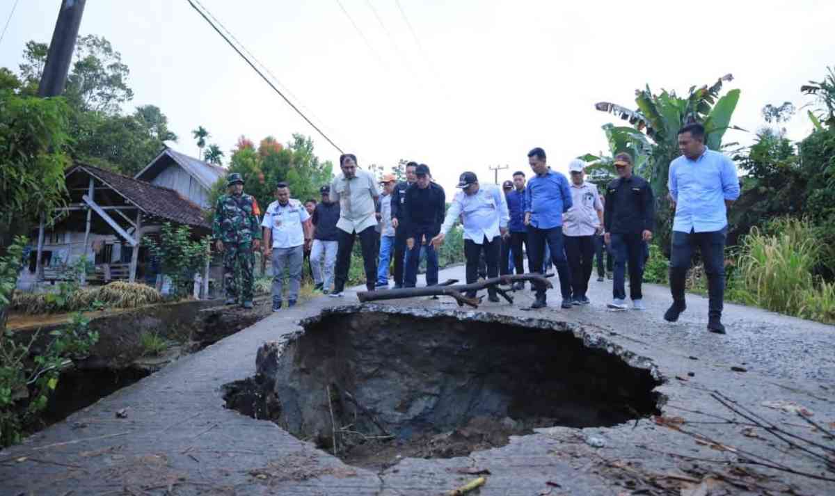 Bupati OKU Selatan, Abusama meninjau kerusakan jalan di Desa Fajar Bulan kecamatan Kisam Tinggi.