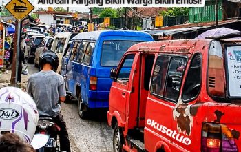 Antrean kendaraan panjang di perlintasan kereta api Pasar Tempel Baturaja saat palang ditutup