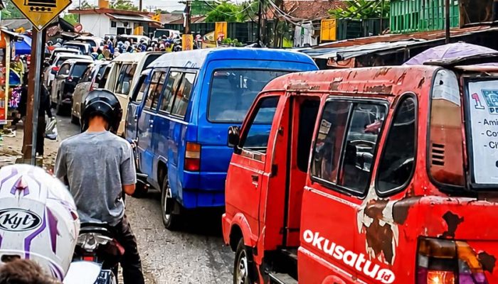 Tiap Hari Lumpuh! Perlintasan Kereta di Baturaja Bikin Pengendara Kesal dan Emosi