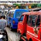 Antrean kendaraan panjang di perlintasan kereta api Pasar Tempel Baturaja saat palang ditutup