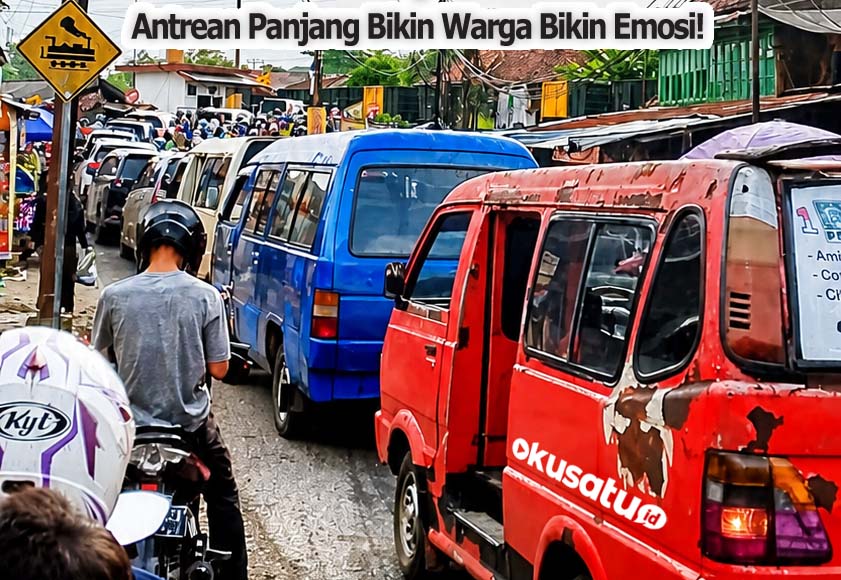 Antrean kendaraan panjang di perlintasan kereta api Pasar Tempel Baturaja saat palang ditutup