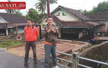 Kepala BPBD OKU Januar Effendi bersama kabid meninjau titik lokasi banjir.