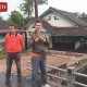 Kepala BPBD OKU Januar Effendi bersama kabid meninjau titik lokasi banjir.