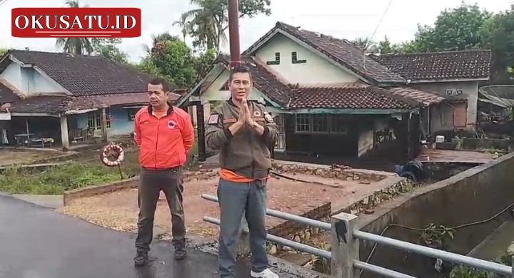 Kepala BPBD OKU Januar Effendi bersama kabid meninjau titik lokasi banjir.