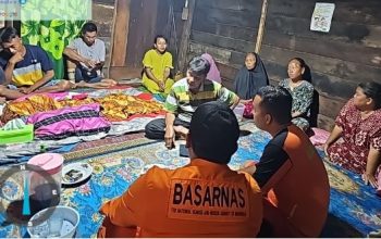 Tim gabungan melakukan pencarian bocah hanyut di Sungai Ogan pada malam hari