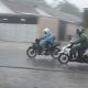 Pengendara sepeda motor memacu kencang tunggangannya di bawah guyuran hujan. BPBD OKU mengingatkan masyarakat potensi hujan 3 hari kedepan. foto : Mustofa / okusatu.id