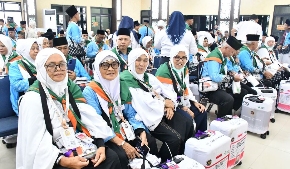 Jemaah haji Kloter 11 tiba di Asrama Haji Palembang sebelum diberangkatkan menuju Jeddah
