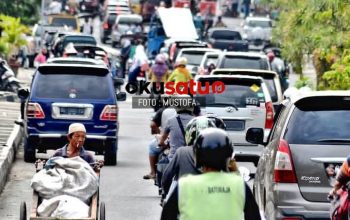 Kendaraan terparkir sembarangan di badan jalan kawasan pasar dan menjadi sasaran patroli polisi.