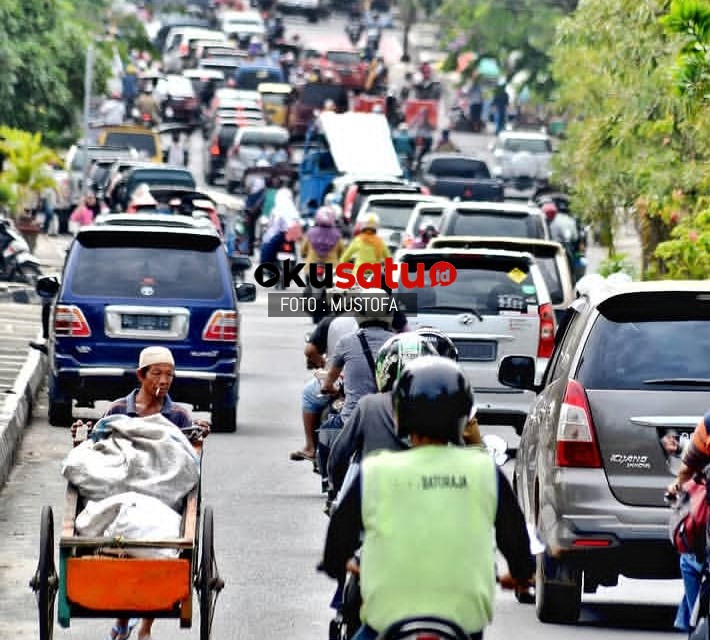 Kendaraan terparkir sembarangan di badan jalan kawasan pasar dan menjadi sasaran patroli polisi.
