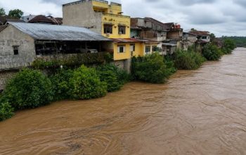 Kondisi Sungai Saka Selabung meluap dan mengalir deras di Muaradua OKU Selatan