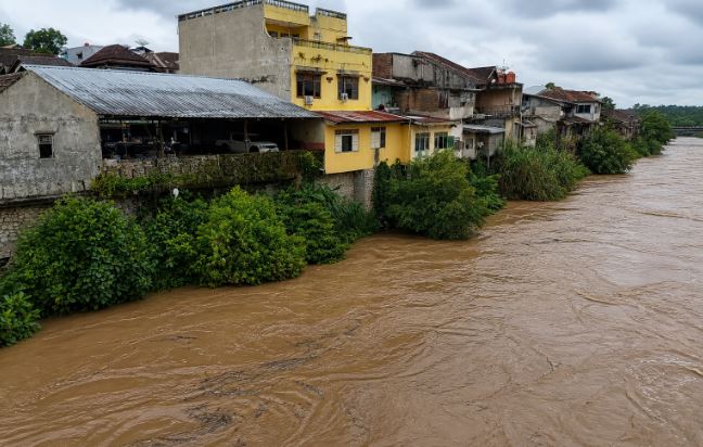 Kondisi Sungai Saka Selabung meluap dan mengalir deras di Muaradua OKU Selatan