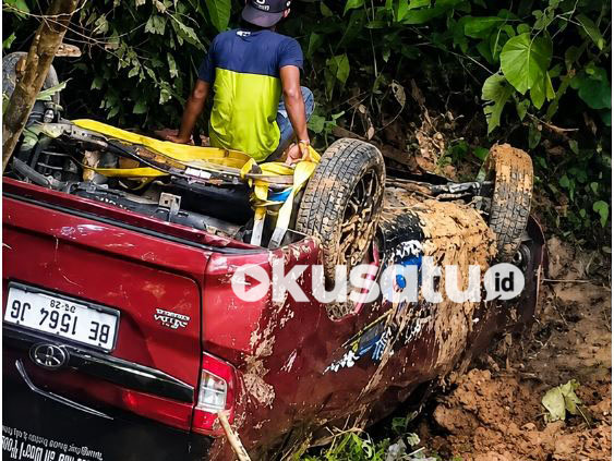 Mobil BE 1564 JG terbalik di dasar jurang kawasan Lebak Liku Jago Pulau Beringin OKU Selatan.