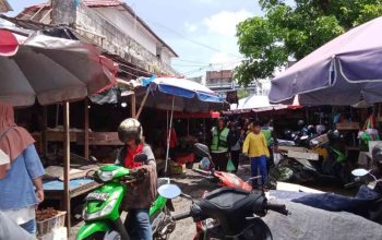 Kondisi jalan di Pasar Baru Baturaja dipenuhi pedagang kaki lima dan parkir motor hingga menyebabkan kemacetan.