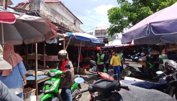 Pasar Baru Baturaja Makin Semrawut! PKL dan Parkir Motor Kuasai Badan Jalan