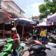 Kondisi jalan di Pasar Baru Baturaja dipenuhi pedagang kaki lima dan parkir motor hingga menyebabkan kemacetan.