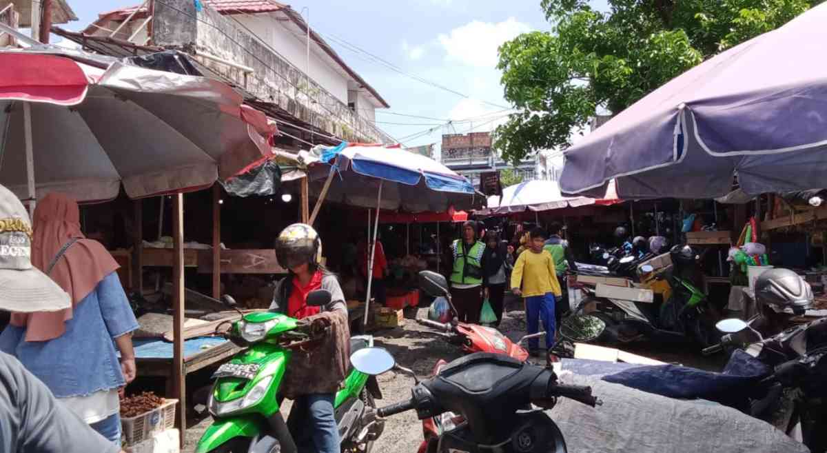 Kondisi jalan di Pasar Baru Baturaja dipenuhi pedagang kaki lima dan parkir motor hingga menyebabkan kemacetan.