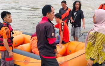 Tim BPBD melakukan pencarian korban yang terseret arus deras di Bendungan Air Baku Lematang, Kabupaten Lahat.