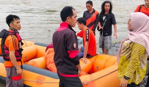 Tim BPBD melakukan pencarian korban yang terseret arus deras di Bendungan Air Baku Lematang, Kabupaten Lahat.