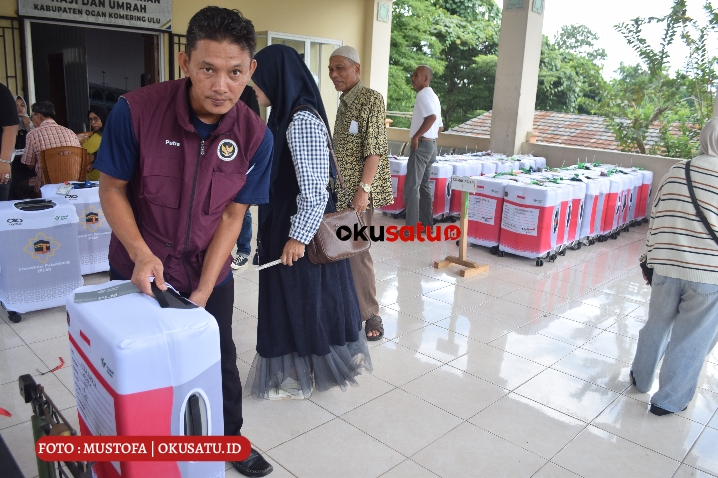 Petugas menimbang koper Jemaah haji di kantor Kementerian Haji dan Umroh sebelum berangkat ke Embarkasi Palembang. 
