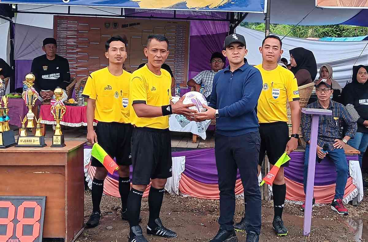 Open turnamen Sepak Bola Cup Piala Ketua DPRD Provinsi Sumatera Selatan resmi dibuka dengan meriah, kamis 7 Mei 2026. Turnamen dibuka di lapangan sepak bola Desa Kota Batu Kecamatan Warkuk Ranau Selatan.