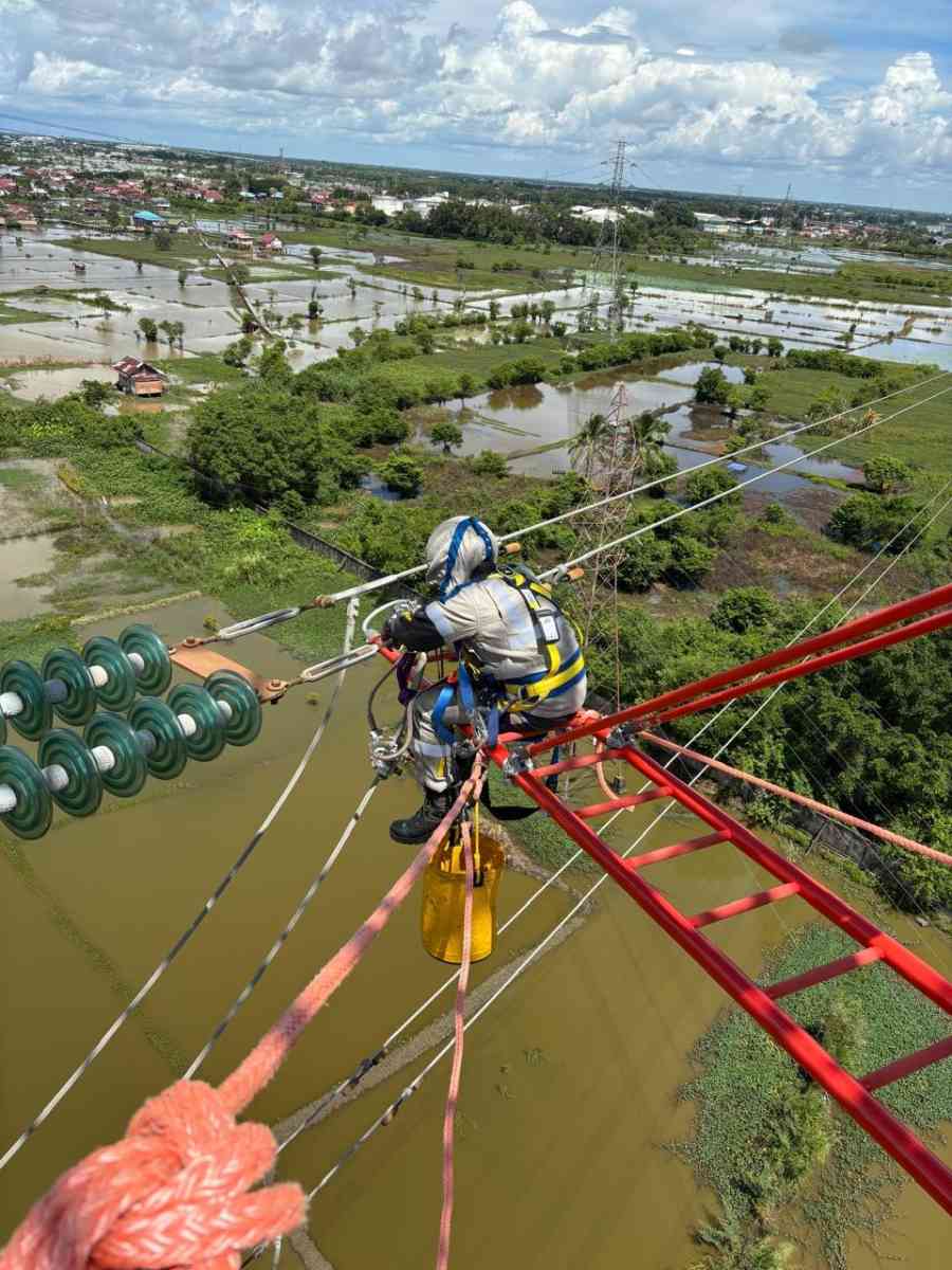 Tim Pekerjaan Dalam Keadaan Bertegangan (PDKB) PT PLN (Persero) Unit Pelaksana Transmisi (UPT) Baturaja berhasil melaksanakan perbaikan hotspot pada Tower 67 Saluran Udara Tegangan Tinggi (SUTT) 150 kV Simpang Tiga–Keramasan #2 fasa S secara online tanpa dilakukan pemadaman listrik