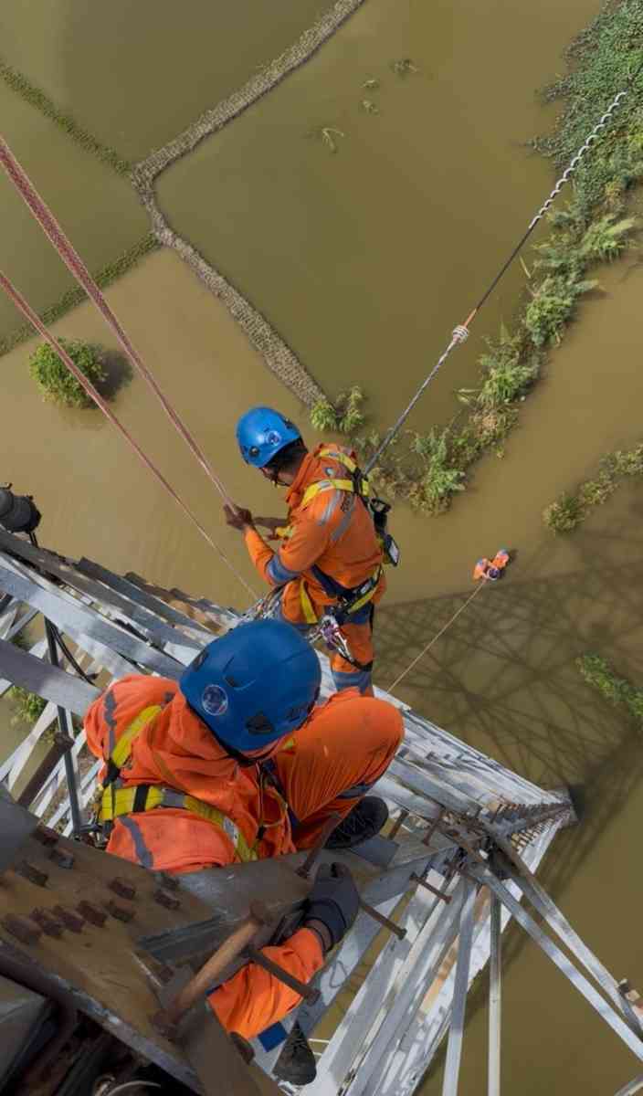 Tim Pekerjaan Dalam Keadaan Bertegangan (PDKB) PT PLN (Persero) Unit Pelaksana Transmisi (UPT) Baturaja berhasil melaksanakan perbaikan hotspot pada Tower 67 Saluran Udara Tegangan Tinggi (SUTT) 150 kV Simpang Tiga–Keramasan #2 fasa S secara online tanpa dilakukan pemadaman listrik