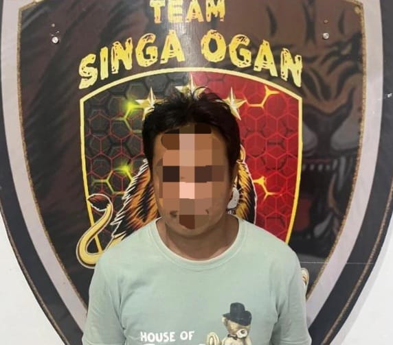Desi warga Desa Mendingin Kecamatan Ulu Ogan menyerahkan diri usai menikam Heri.