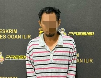 Ayah tiri berinisial H ditangkap Polres OGan Ilir, karena ulah cabulnya. Kepada polisi ia mengaku khilaf.
