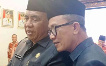 Kepala BKPSDM OKU Nanang Nurzaman bersama Asisten III Setda OKU Romson Fitri.