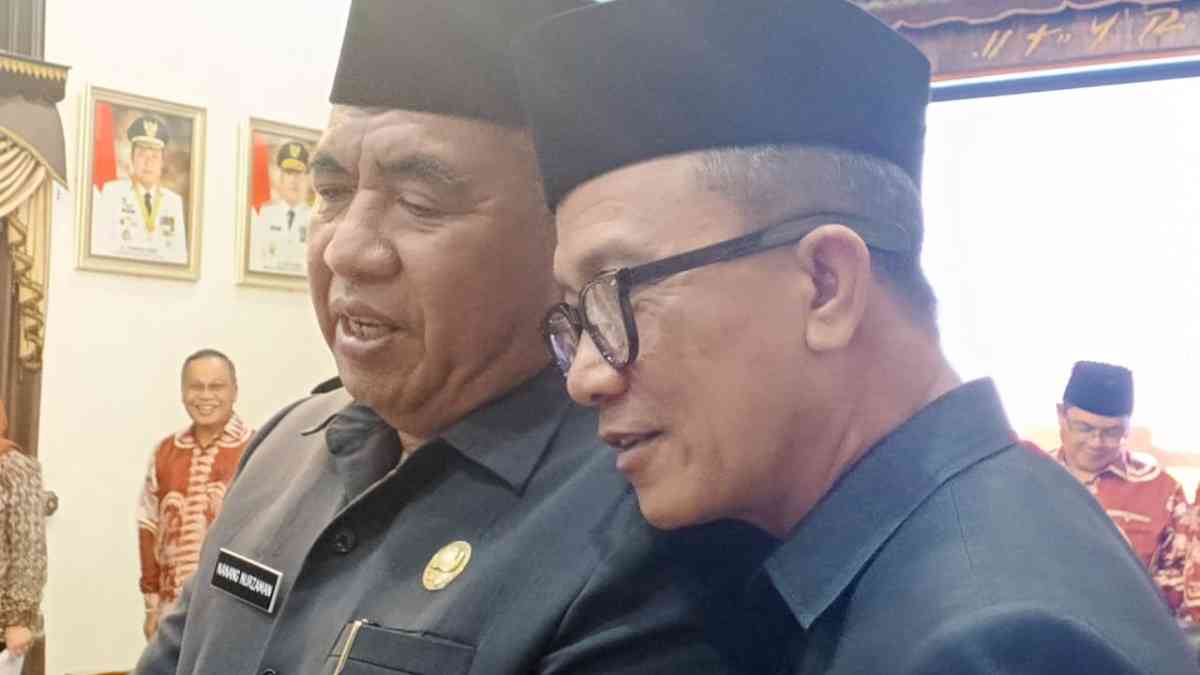 Kepala BKPSDM OKU Nanang Nurzaman bersama Asisten III Setda OKU Romson Fitri.
