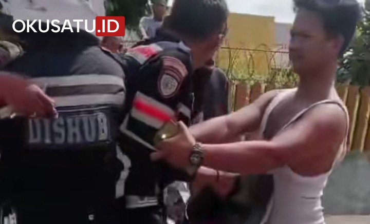 Ancaman pemecatan kini membayangi belasan ASN Dinas Perhubungan. Usai aksi viral mereka diduga melakukan razia illegal yang memicu terjadinya kecelakaan beruntun.