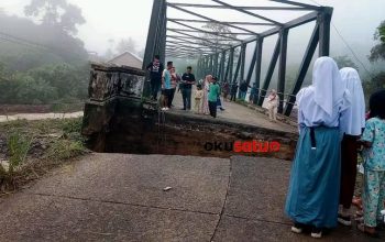 jembatan teriti yang menghubungan desa Air Baru dengan Desa Teluk Agung Kecamatan Mekakau Ilir, Kabupaten OKU Selatan putus.