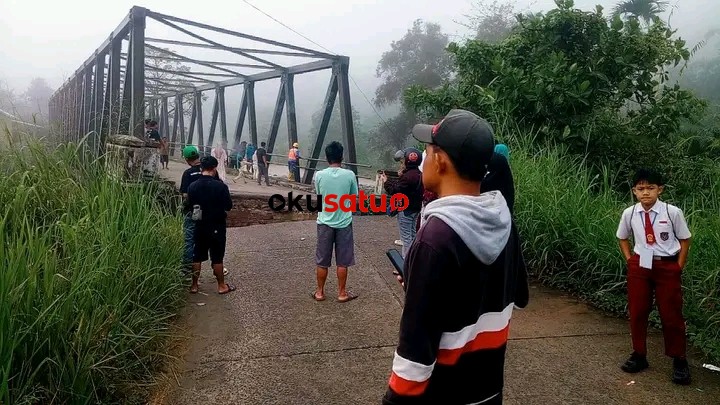 Oprit jembatan dengan lebar sekitar 2 meter, berlantai aspal hitam, amblas ke dalam sungai. Badan jembatan sampai saat ini belum berimbas. 