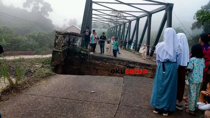 jembatan teriti yang menghubungan desa Air Baru dengan Desa Teluk Agung Kecamatan Mekakau Ilir, Kabupaten OKU Selatan putus.