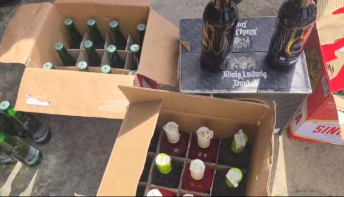 Satpol PP Sita Puluhan Botol Miras dari Pagar Dewa